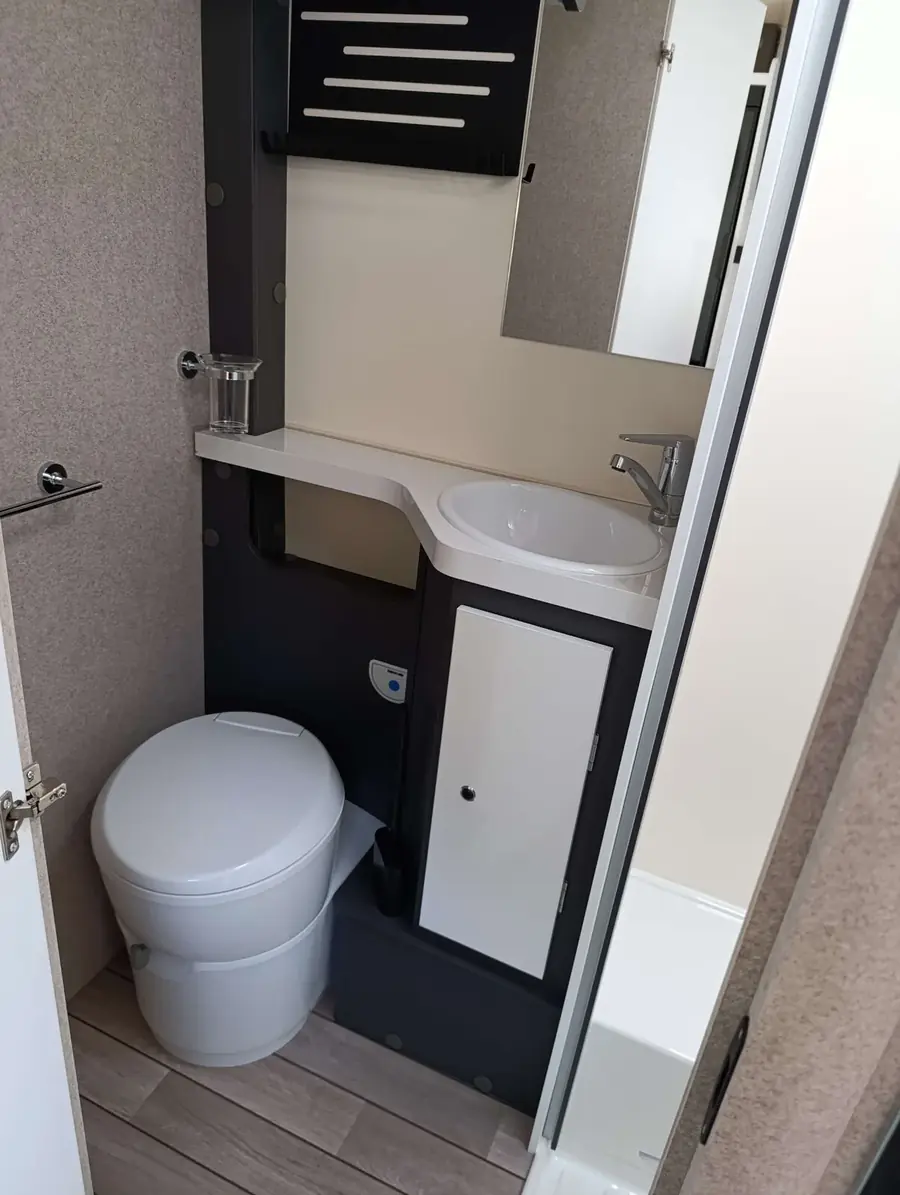 Kopalnica avtodoma s tušem in WC kaseto
